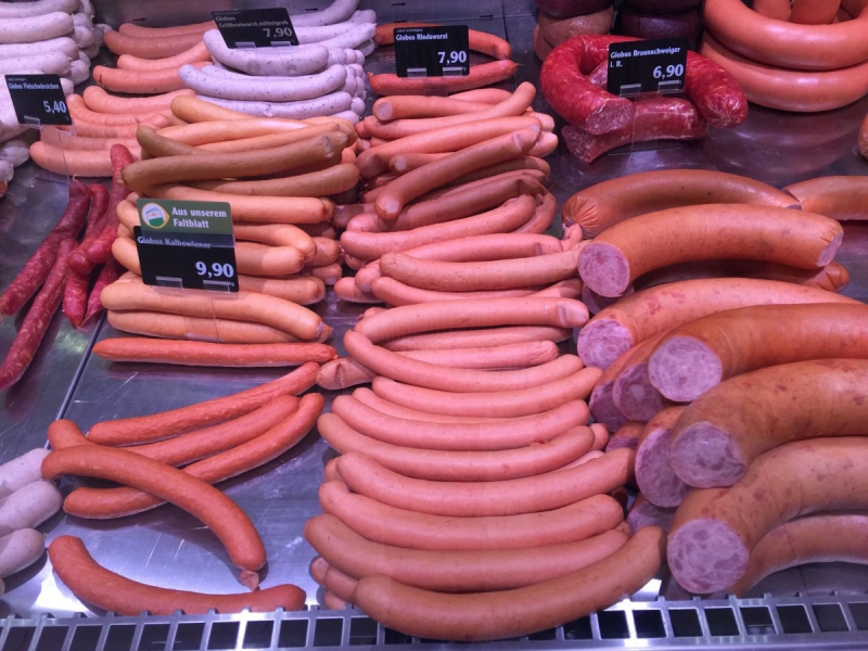 charcuterie-ST ANTONIN DU VAR-min_sausages_meat_butchery-1069321